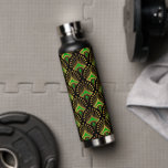 Gold und grüne Art-Deco-Muster auf schwarz Trinkflasche<br><div class="desc">Gold und grünes Art Deco Muster auf schwarzem Hintergrund.</div>