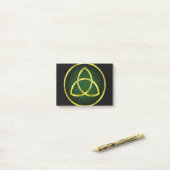 Gold und grüne Triquetra Post-it Klebezettel (Auf Schreibtisch)