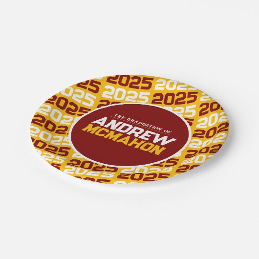 Gold und Maroon Personalisierter Abschluss Pappteller (Schrägansicht)