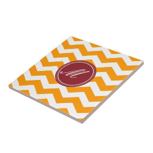 Gold und Maroon Zickzack mit Monogramm-Tile Fliese