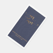 Gold und Navy Blue Mr. und Mrs. Calligraphy w Hear Serviette (Ecke)