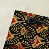 Gold und Rot Art Deco Muster auf schwarz Strandtuch (Beispiel)