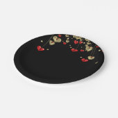 Gold und rote Herzen auf schwarzem Hintergrund Pappteller (Schrägansicht)