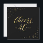 Gold und Schwarz | Moderner 40. Geburtstag Party S Einladung<br><div class="desc">Feiern wir Ihren besonderen Tag mit dieser stilvollen 40. Party Einladung. Dieses Design zeichnet sich durch die schicke Goldtypografie "Cheers to 40 years" und die goldene funkelnde Grafik auf schwarzem Hintergrund aus. Wenn Sie eine einfache, schicke Einladung für eine schwarz-goldene Geburtstagsfeier suchen, ist diese Einladung eine perfekte Wahl. Passende Einladungen...</div>