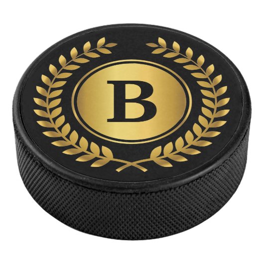 Gold und Schwarz Monogram mit Laurel Wreath Eishockey Puck (3/4)