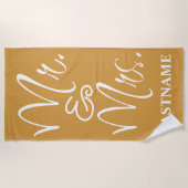 Gold und Weiß Mr. and Mrs Custom Strandtuch (Vorderseite)