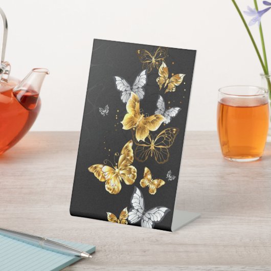 Gold und weiße Schmetterlinge Sockelschild (In SItu)