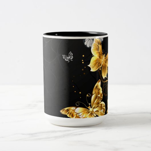 Gold und weiße Schmetterlinge Zweifarbige Tasse (Mittel)