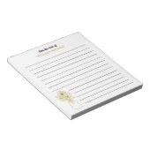 Gold und weiße Wildblume vom Schreibtisch der Notizblock (angewinkelt)