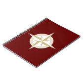 Gold und White Compass auf Red Notizblock (Linke Seite)