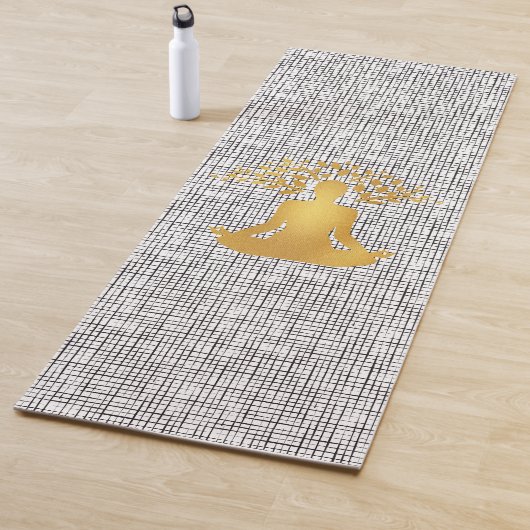 Gold vermittelnder Mann mit Baumklammern Yogamatte (Beispiel)