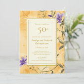 Gold Violets Floral 50. Hochzeitstag Einladung (Stehend Vorderseite)