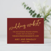 Gold Waves & Handwriting Burgundy Wedding Website Begleitkarte (Stehend Vorderseite)