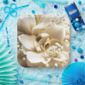 Gold Wedding Bands auf einer Magnolia Blume Pappteller (Party)