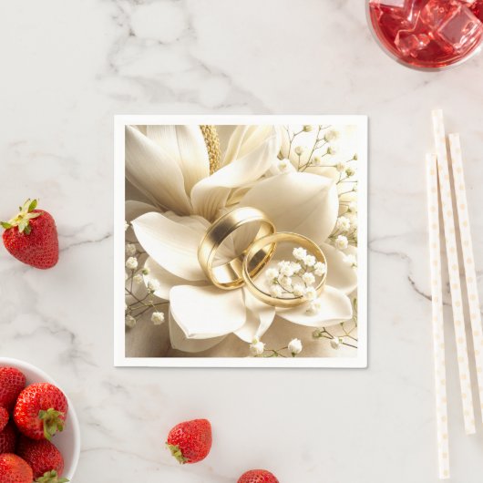 Gold Wedding Bands auf einer Magnolia Blume Serviette (Beispiel)