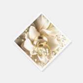 Gold Wedding Bands auf einer Magnolia Blume Serviette (Ecke)