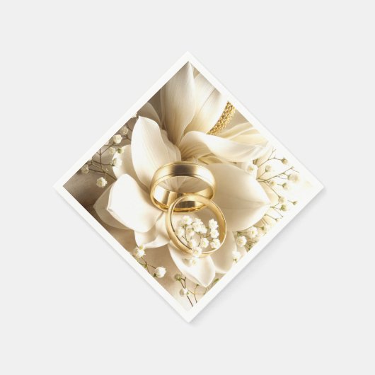 Gold Wedding Bands auf einer Magnolia Blume Serviette (Ecke)