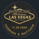 Gold Wedding in Vegas Sign Fevor Label Runder Aufkleber<br><div class="desc">Hochzeit in Fabulous Las Vegas Sign in Imitate Gold und schwarze Gefallen Aufkleber oder Umschlag Aufkleber für Ihre Vegas Hochzeit in Urlaubsort oder Vegas Thema Hochzeit, Brautparty, Junggeselinnen-Abschied, Bachelor Party. Ideal für Vegas Theme Duschen und Ankündigungen oder ergänzen Sie Ihre Save the Date und Einladungen. Klicken Sie auf Weiter, um...</div>
