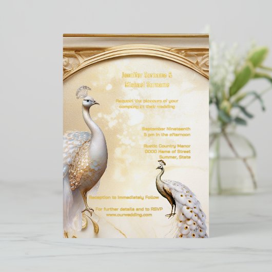 Gold Weiße Pfauenart Nylveau elegante real Folieneinladung (Stehend vorne)