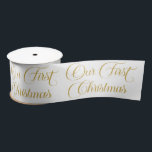 Gold White Our First Christmas Script Typografie Satinband<br><div class="desc">Dieses Farbbanddesign zeichnet sich durch ein elegantes goldenes Schriftzeichen-Muster auf weißem Hintergrund aus,  das perfekte Band,  um Ihr Urlaubsgeschenk für Ihre ersten Weihnachten als Mr. und Mrs.</div>