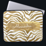 Gold & White Zebra Animal Print mit Gold Glitzer Laptopschutzhülle<br><div class="desc">Gold und White Zebra Animal Print mit Gold Glitzer Monogram Name Case. Dieser Fall kann auf Ihren Vornamen angepasst werden.</div>