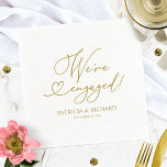 Gold Wir sind Verlobte Engagement Party Napkins Serviette<br><div class="desc">Niedliche Kalligraphie Engagement Partei Servietten. Einfach mit Ihren Daten personalisieren. Bitte kontaktieren Sie mich per Chat,  wenn Sie Fragen zum Kunstwerk haben oder eine Anpassung benötigen. BITTE BEACHTEN SIE: Für Hilfe bei Bestellungen,  Versand,  Produktinformationen usw. wenden Sie sich direkt an den Zazzle Kundenservice.</div>