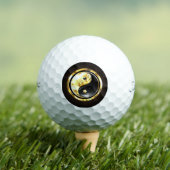 Gold Yin Yang auf schwarz Golfball (Insitu T-Shirt)