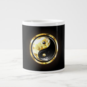 Gold Yin Yang auf schwarz Jumbo-Tasse