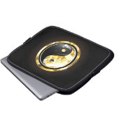 Gold Yin Yang auf schwarz Laptopschutzhülle (Vorne Knopf)