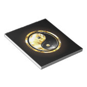 Gold Yin Yang auf schwarz Notizblock (angewinkelt)