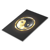 Gold Yin Yang auf schwarz Notizblock (angewinkelt)
