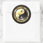 Gold Yin Yang auf schwarz Runder Aufkleber (Tasche)