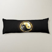 Gold Yin Yang auf schwarz Seitenschläferkissen (Rückseite)