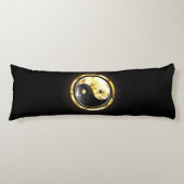 Gold Yin Yang auf schwarz Seitenschläferkissen (Vorderseite)
