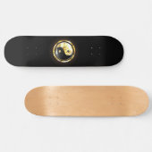 Gold Yin Yang auf schwarz Skateboard (Horizontal)