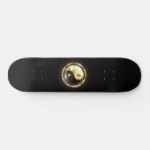 Gold Yin Yang auf schwarz Skateboard (Horizontal)