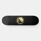 Gold Yin Yang auf schwarz Skateboard (Horizontal)