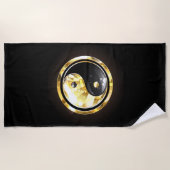 Gold Yin Yang auf schwarz Strandtuch (Vorderseite)
