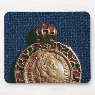 Goldanhänger in Form einer Münze Mousepad