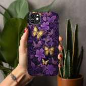 Goldbarren auf violetten Blumen Case-Mate iPhone Hülle