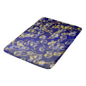 Goldblasen auf Dunkel Blauem Untergrund Badematte (Schrägansicht)