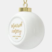 Goldbürsten-Skript-verheiratete u. fröhliche Keramik Kugel-Ornament (Rechts)