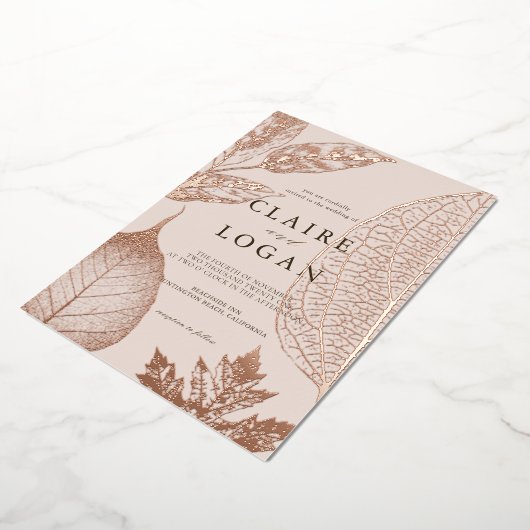 Golddelikate Blätter Rosa Beige Hochzeit Folieneinladung (Gedreht)