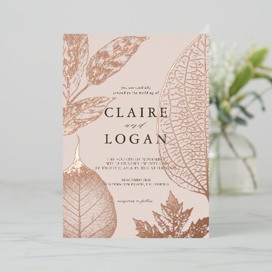 Golddelikate Blätter Rosa Beige Hochzeit Folieneinladung (Stehend vorne)