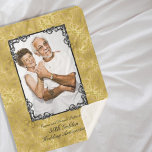 Golden 50. Wedding Anniversary Foto Monogram She Sherpadecke<br><div class="desc">Eleganter goldener Hochzeitstag gerahmte Fotovorlage auf verziertem goldenen Hintergrund mit schwarzem,  Vintagem Rahmen umgeben Ihr schönes Foto und Ihre Monogramm-und Text-Vorlagen darunter.</div>