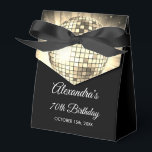 Golden 70. Geburtstagsparty 70's Disco Ball Geschenkschachtel<br><div class="desc">Mit unserer 70. Geburtstagsparty 70's Disco Ball Fvor Box stärken Sie Ihre 70-jährige Geburtstagsfeier. Diese Gunst-Box erfasst das Wesen der Disco-Ära, macht es die perfekte Wahl für einen Retro-themed Bash oder jedes Ereignis, wo Sie gewollt, eine Touch von "70er Magic. In einem strahlenden Gold-Schatten strahlt diese Gunst-Box Eleganz und Stil...</div>