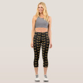 Golden Angel Wings auf schwarzem Hintergrund Capri Leggings (Vorderseite)