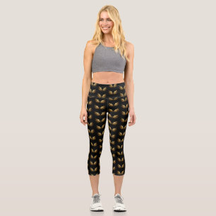 Golden Angel Wings auf schwarzem Hintergrund Capri Leggings