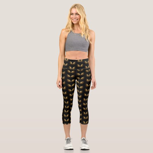 Golden Angel Wings auf schwarzem Hintergrund Capri Leggings (Vorderseite)