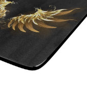 Golden Angel Wings auf schwarzem Hintergrund Schneidebrett (Ecke)